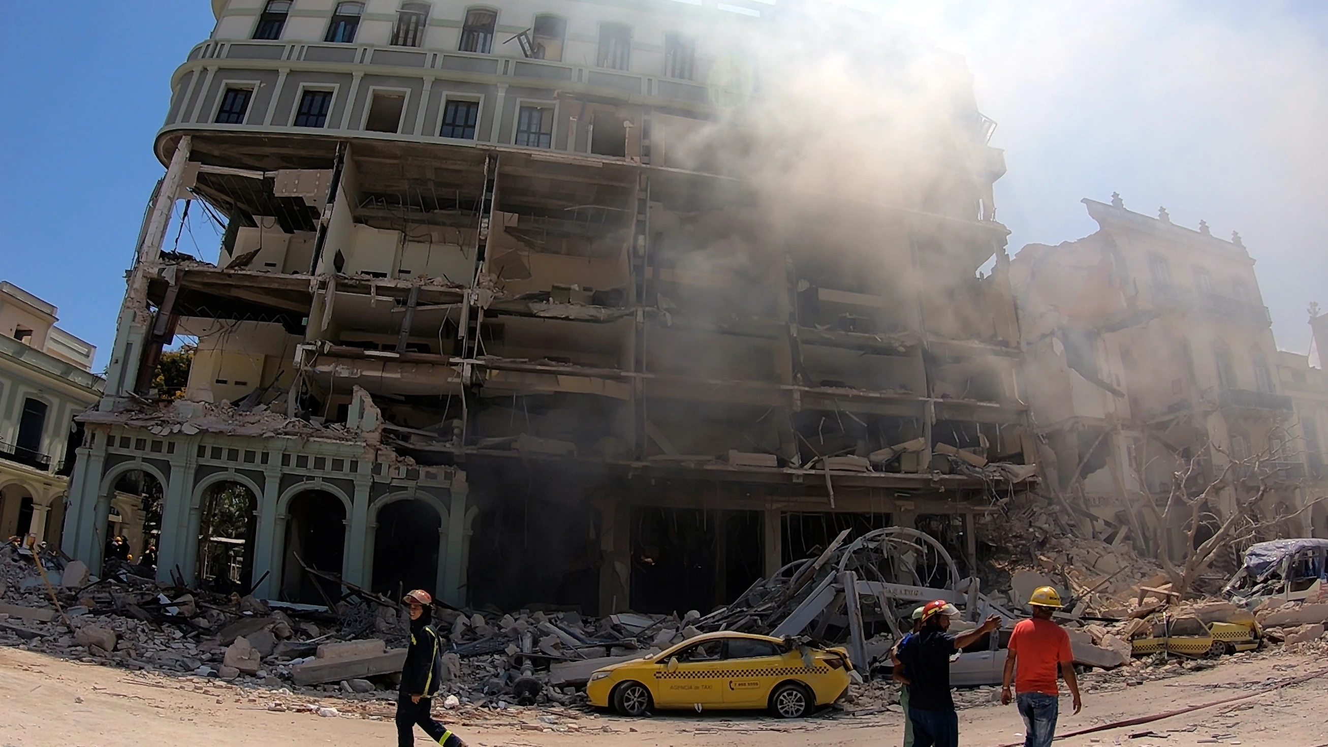 Cuerpos de emergencia trabajan en la remoción de escombros tras una explosión en Hotel Saratoga, en la capital cubana Cuerpos de emergencia trabajan en la remoción de escombros tras una explosión en Hotel Saratoga, en la capital cubana