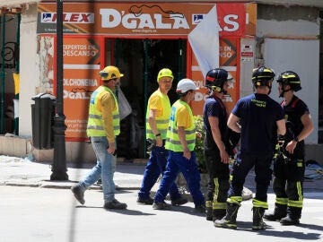 Los bomberos trabajando en la zona de la explosión en Madrid 
