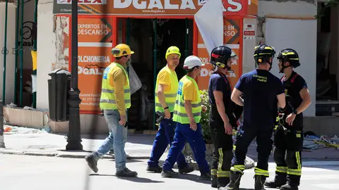 Los bomberos trabajando en la zona de la explosión en Madrid Los bomberos trabajando en la zona de la explosión en Madrid