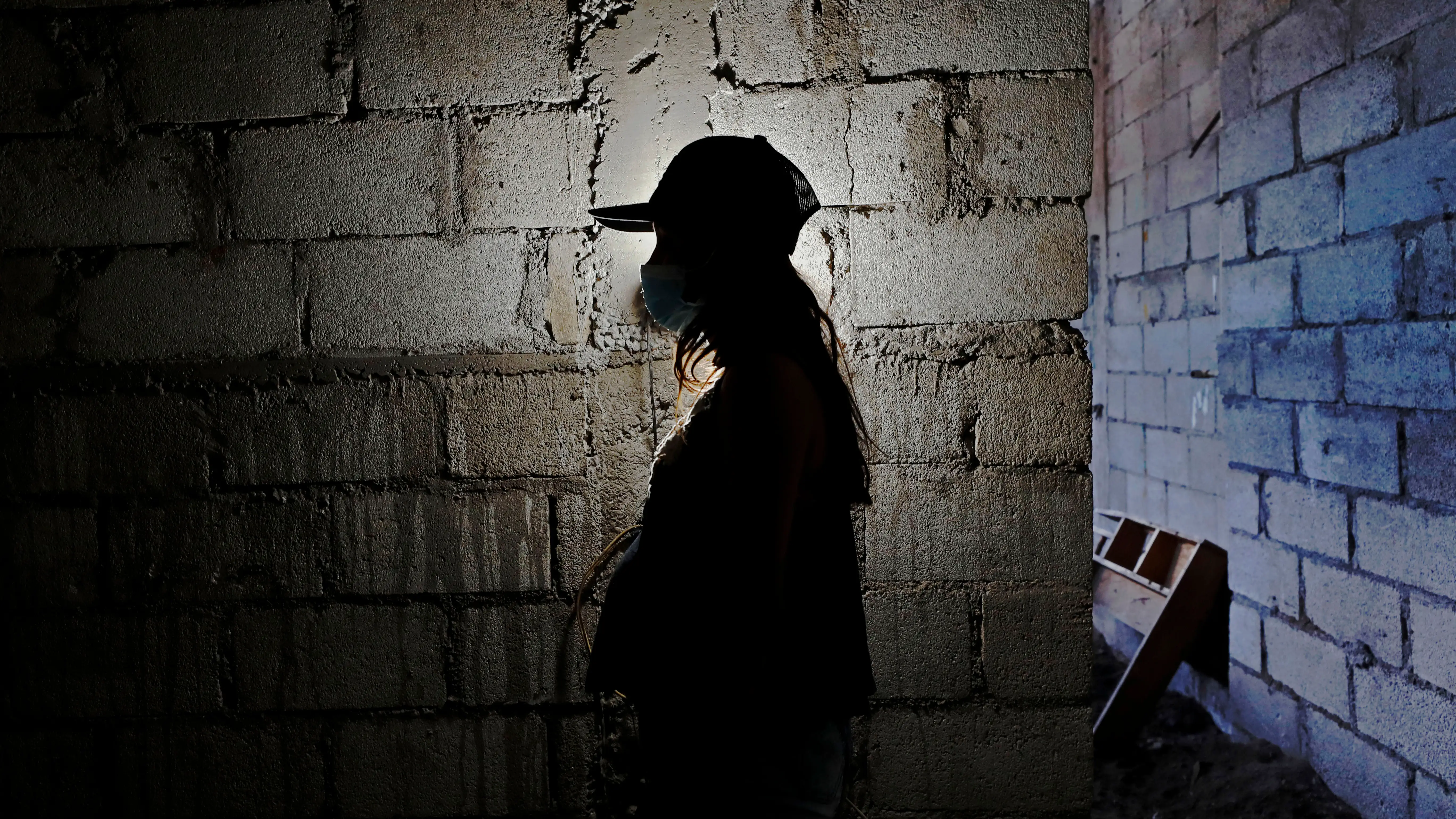 Silueta de F&aacute;tima, de 14 a&ntilde;os, un d&iacute;a antes de dar a luz a su primer hijo, en marzo de 2022, en Ciudad de Guatemala