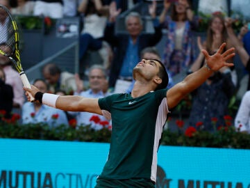 El 'matagigantes' Alcaraz culmina una inolvidable remontada ante Djokovic y jugará la final del Mutua Madrid Open
