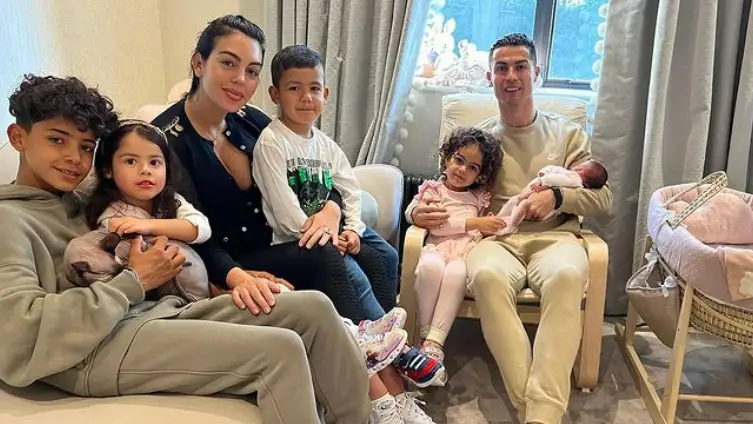 El curioso nombre que Cristiano Ronaldo y Georgina Rodríguez han puesto a su hija recién nacida El curioso nombre que Cristiano Ronaldo y Georgina Rodríguez han puesto a su hija recién nacida