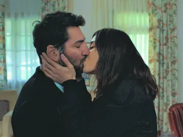 ¡Asya decide darle una oportunidad al amor y besa a Aras! ¡Asya decide darle una oportunidad al amor y besa a Aras!