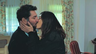 ¡Asya decide darle una oportunidad al amor y besa a Aras! 