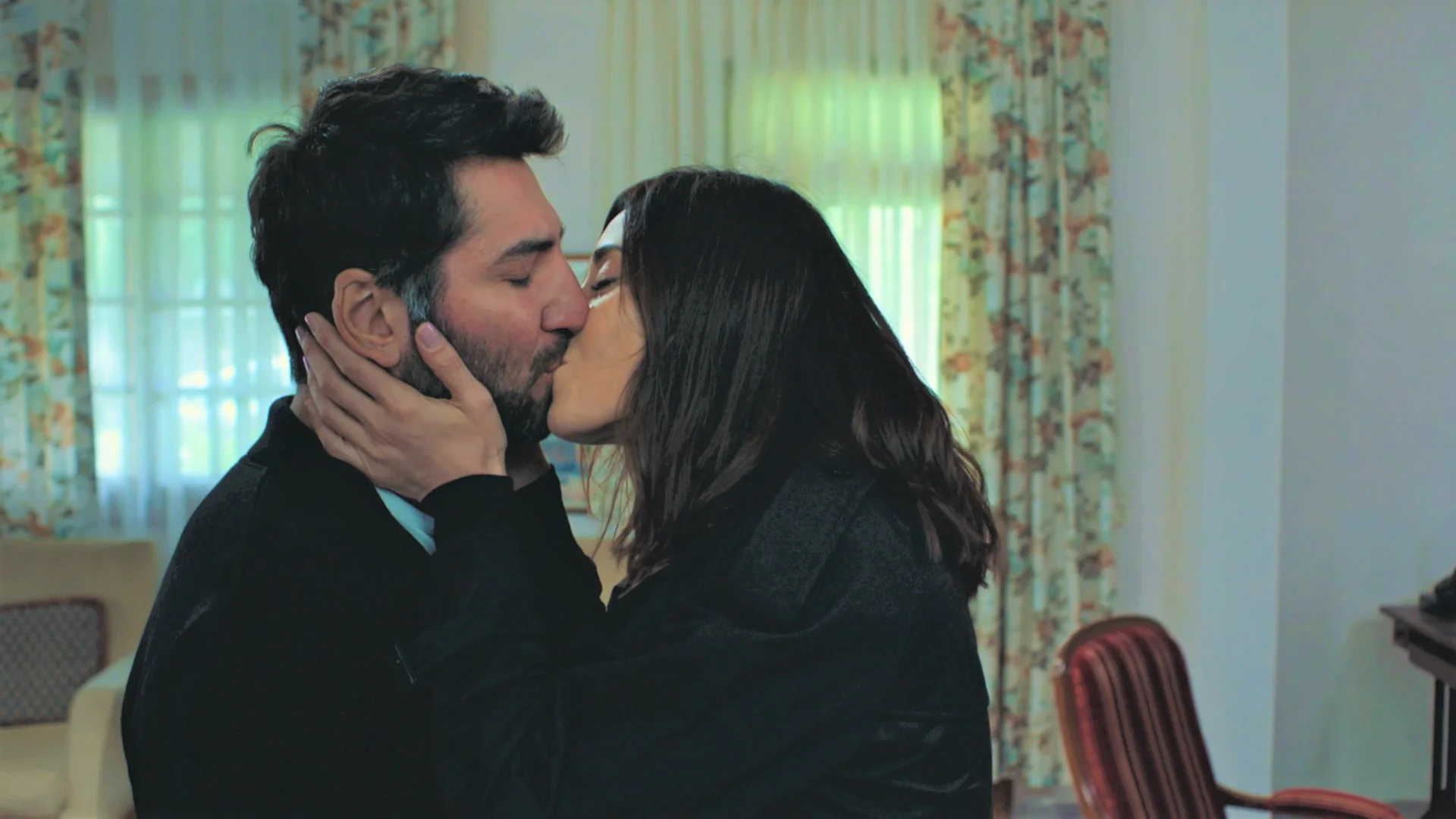 ¡Asya decide darle una oportunidad al amor y besa a Aras! Asya al final ha decidido dejarse llevar por el corazón.