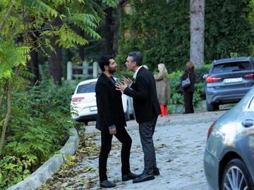 El tenso enfrentamiento entre Volkan y Aras: “No te vuelvas a acercar a mi mujer” El tenso enfrentamiento entre Volkan y Aras: “No te vuelvas a acercar a mi mujer”