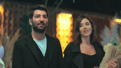 Asya y Aras llegan de la mano a la celebración ante la sorpresa de todos: ¿Cómo reaccionará Volkan? Asya y Aras ya son pareja oficialmente y no se les ocurre un sitio mejor que celebrarlo que en la cena de Bahar y Melih.