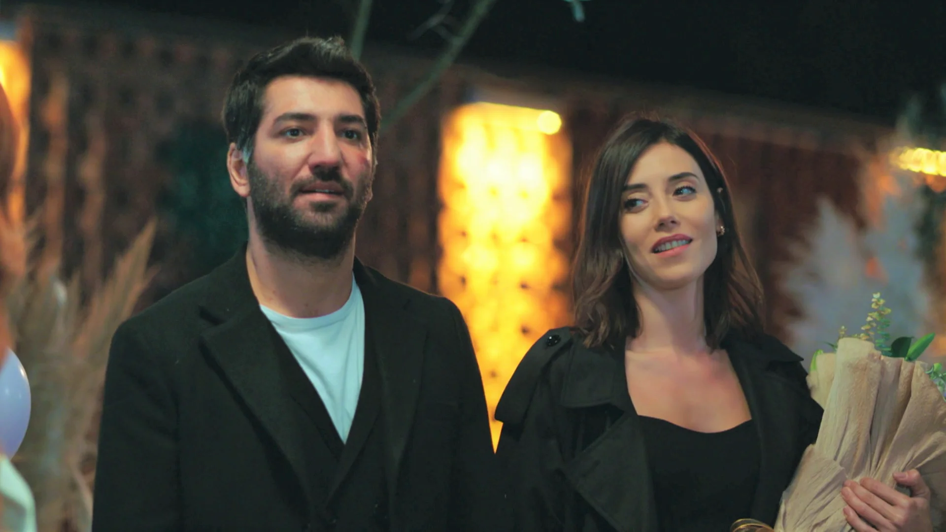 Asya y Aras llegan de la mano a la celebración ante la sorpresa de todos: ¿Cómo reaccionará Volkan? Asya y Aras ya son pareja oficialmente y no se les ocurre un sitio mejor que celebrarlo que en la cena de Bahar y Melih.