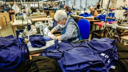 La pandemia 'resucita' la industria textil en Espa&ntilde;a: "No damos a basto, hemos dicho que no a muchos clientes" 