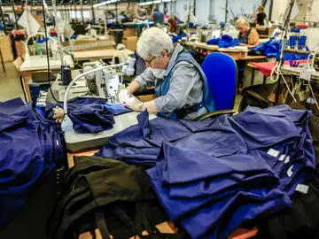 La pandemia &#39;resucita&#39; la industria textil en España: &quot;No damos a basto, hemos dicho que no a muchos clientes&quot; 