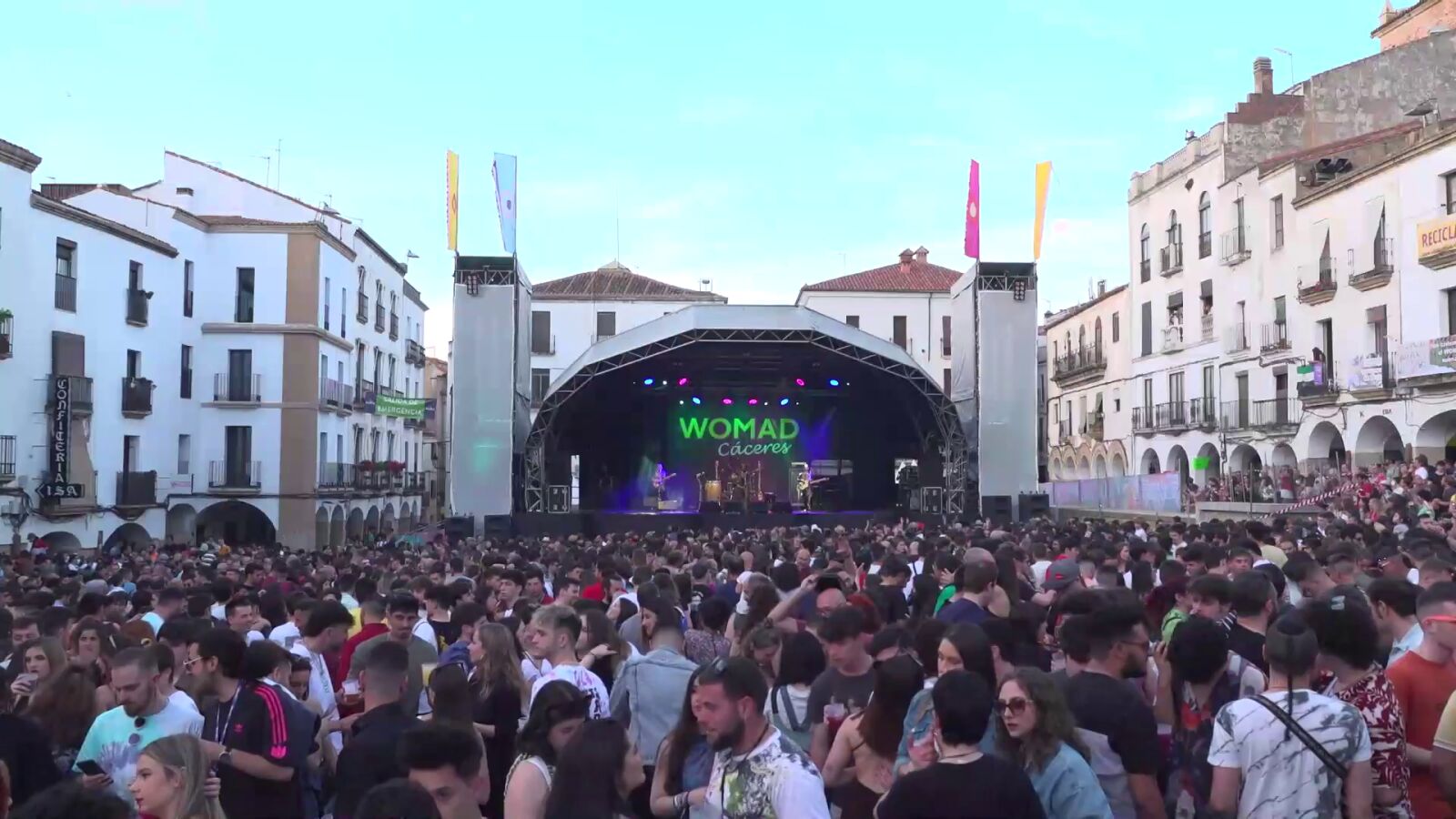 Valencia, Cáceres, Sevilla y Jerez viven un fin de semana de aglomeraciones y fiesta tras dos años de parón
