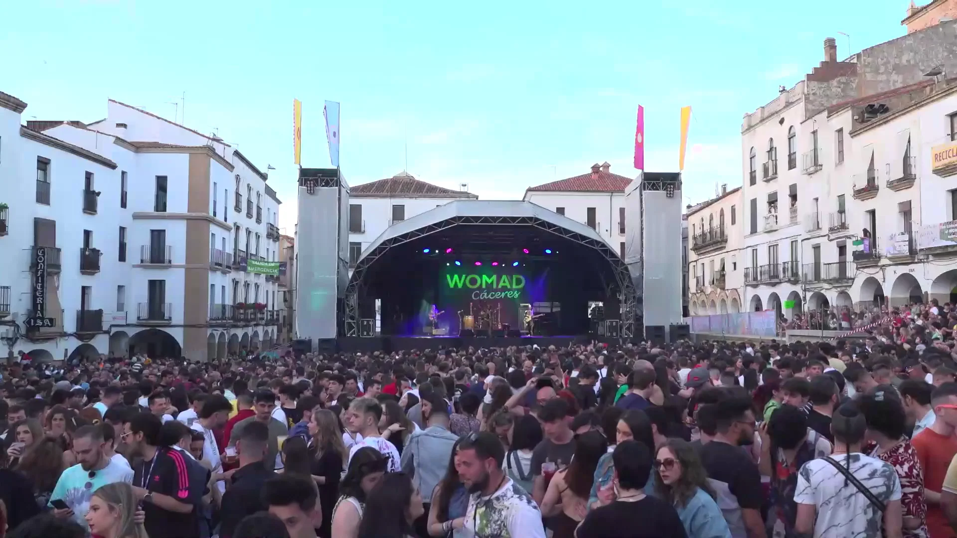 Valencia, C&aacute;ceres, Sevilla y Jerez viven un fin de semana de aglomeraciones y fiesta tras dos a&ntilde;os de par&oacute;n