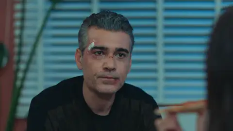 Volkan le cuenta a Asya y a Ali que va a divorciarse: “Estaba esperando a que Derin caminara, pero ya no puedo más” Volkan ha decidido contarle a Asya y a Ali algo que lleva mucho tiempo pensando.