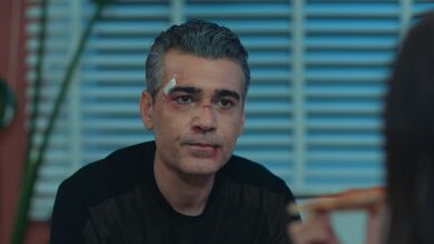 Volkan le cuenta a Asya y a Ali que va a divorciarse: “Estaba esperando a que Derin caminara, pero ya no puedo más”