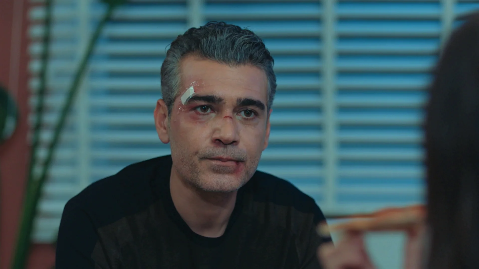 Volkan le cuenta a Asya y a Ali que va a divorciarse: “Estaba esperando a que Derin caminara, pero ya no puedo más” Volkan ha decidido contarle a Asya y a Ali algo que lleva mucho tiempo pensando.