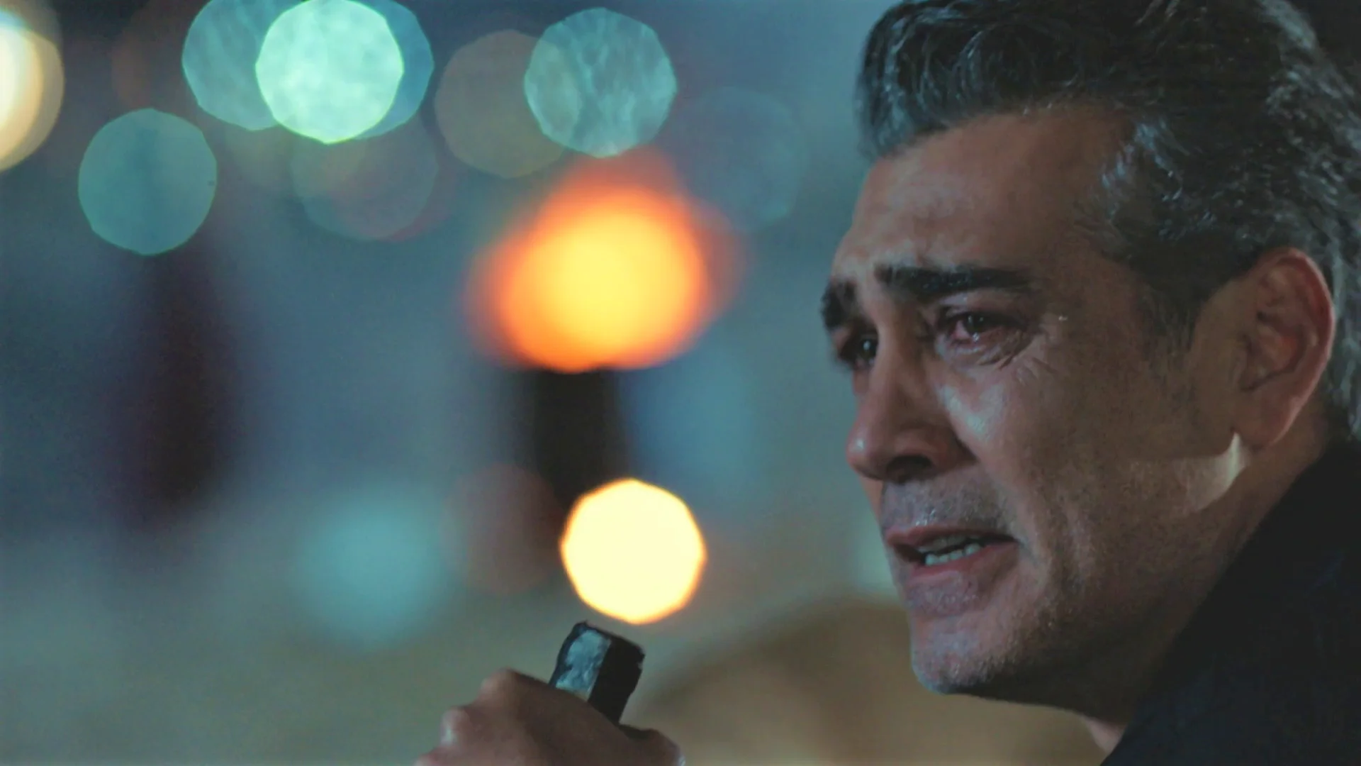 Volkan no puede soportar la idea de ver a Asya con otra persona.