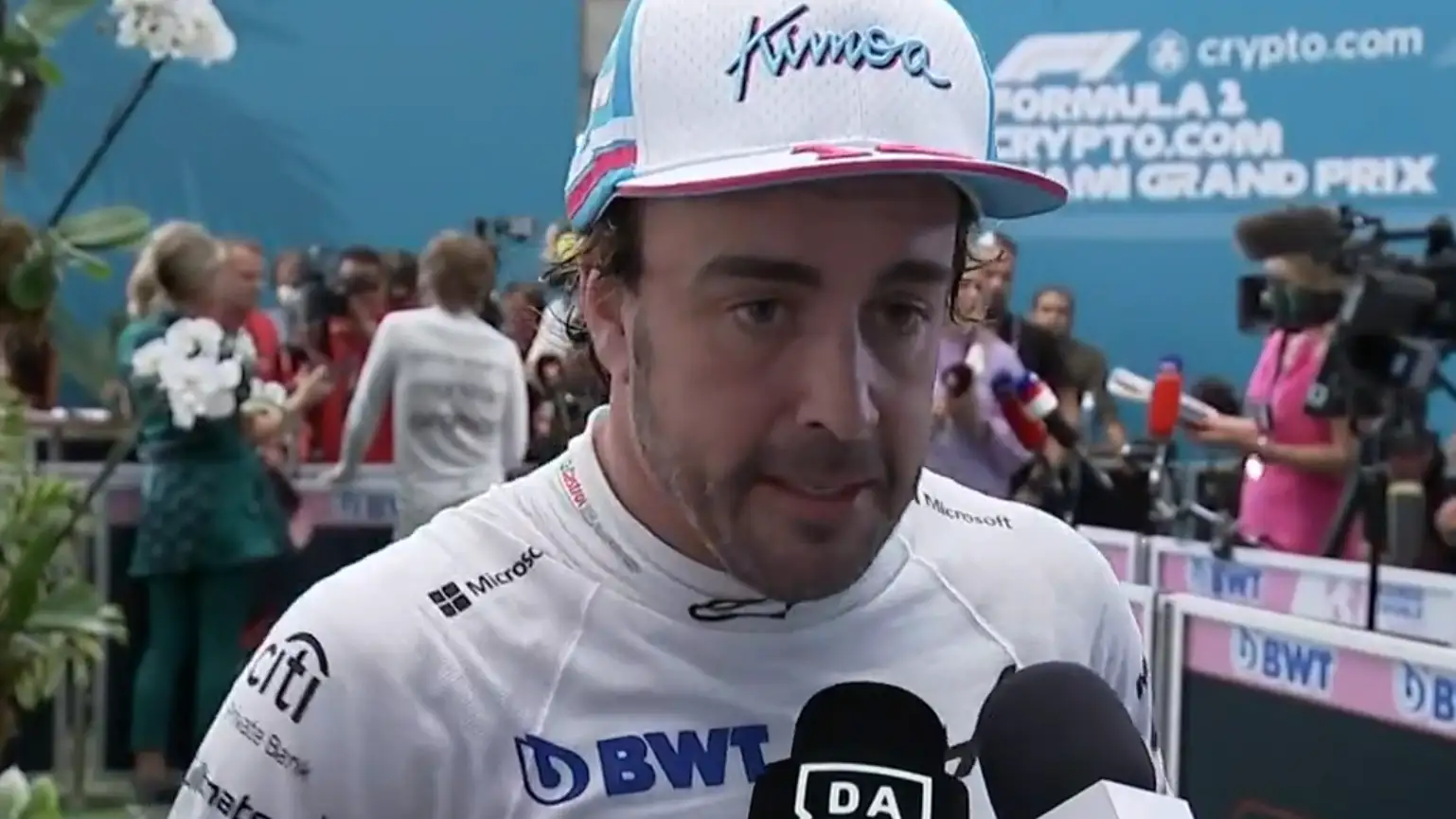 Fernando Alonso culpa a Sainz de su eliminaci&oacute;n en Q3: "Es inaceptable"