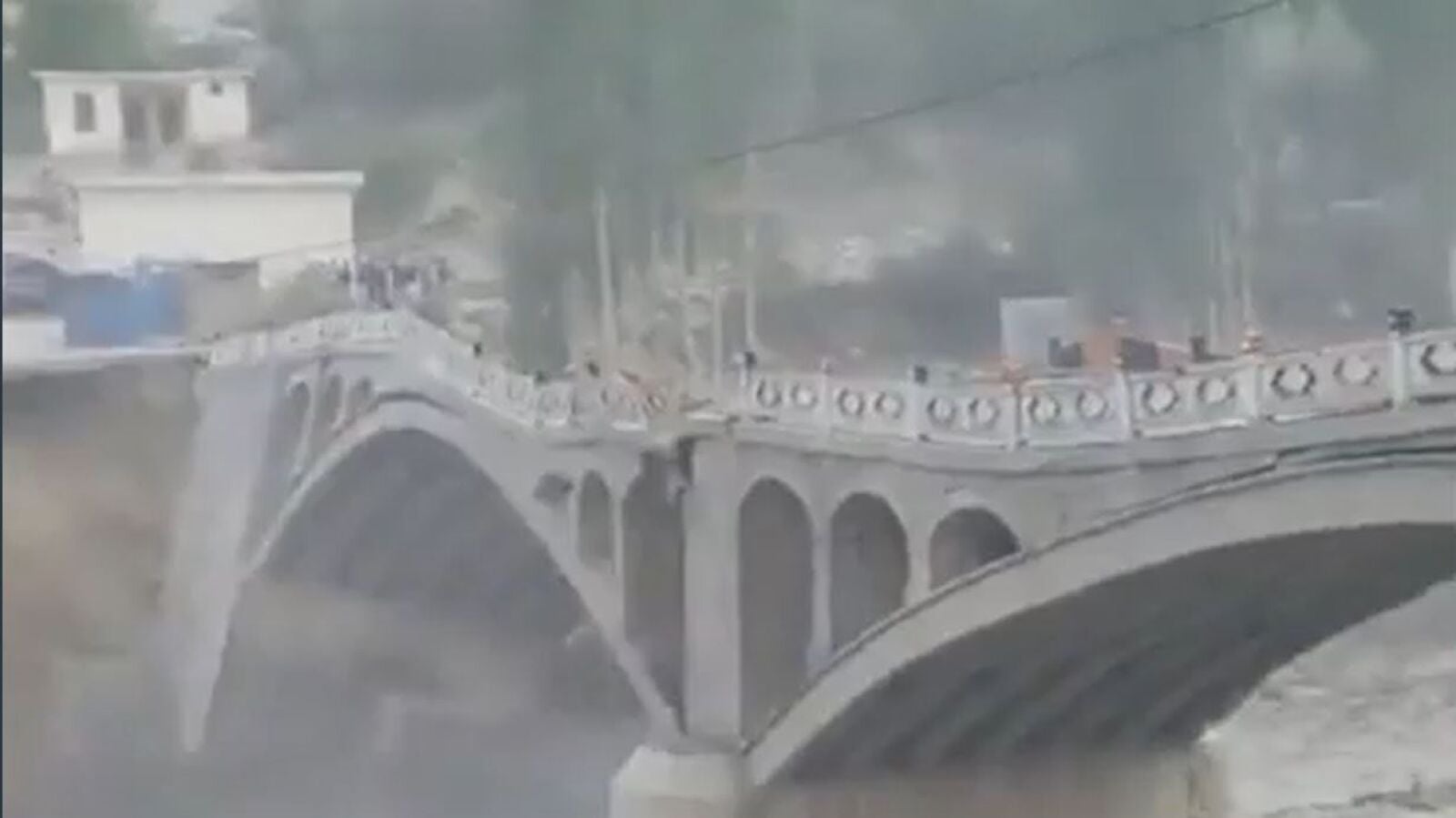 Las imágenes del impresionante derrumbe de un puente en Pakistán debido a las grandes inundaciones