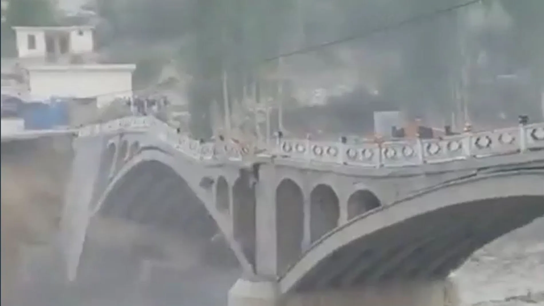 Derrumbe puente Pakistán por las inundaciones