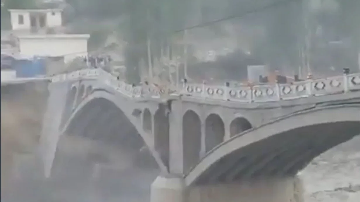 Derrumbe puente Pakistán por las inundaciones Derrumbe puente Pakistán por las inundaciones