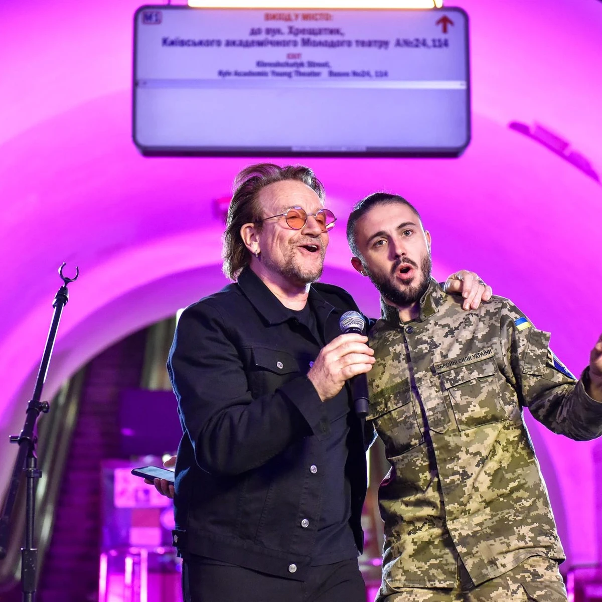 Bono y The Edge dan un concierto en el metro de Kiev por la paz en Ucrania