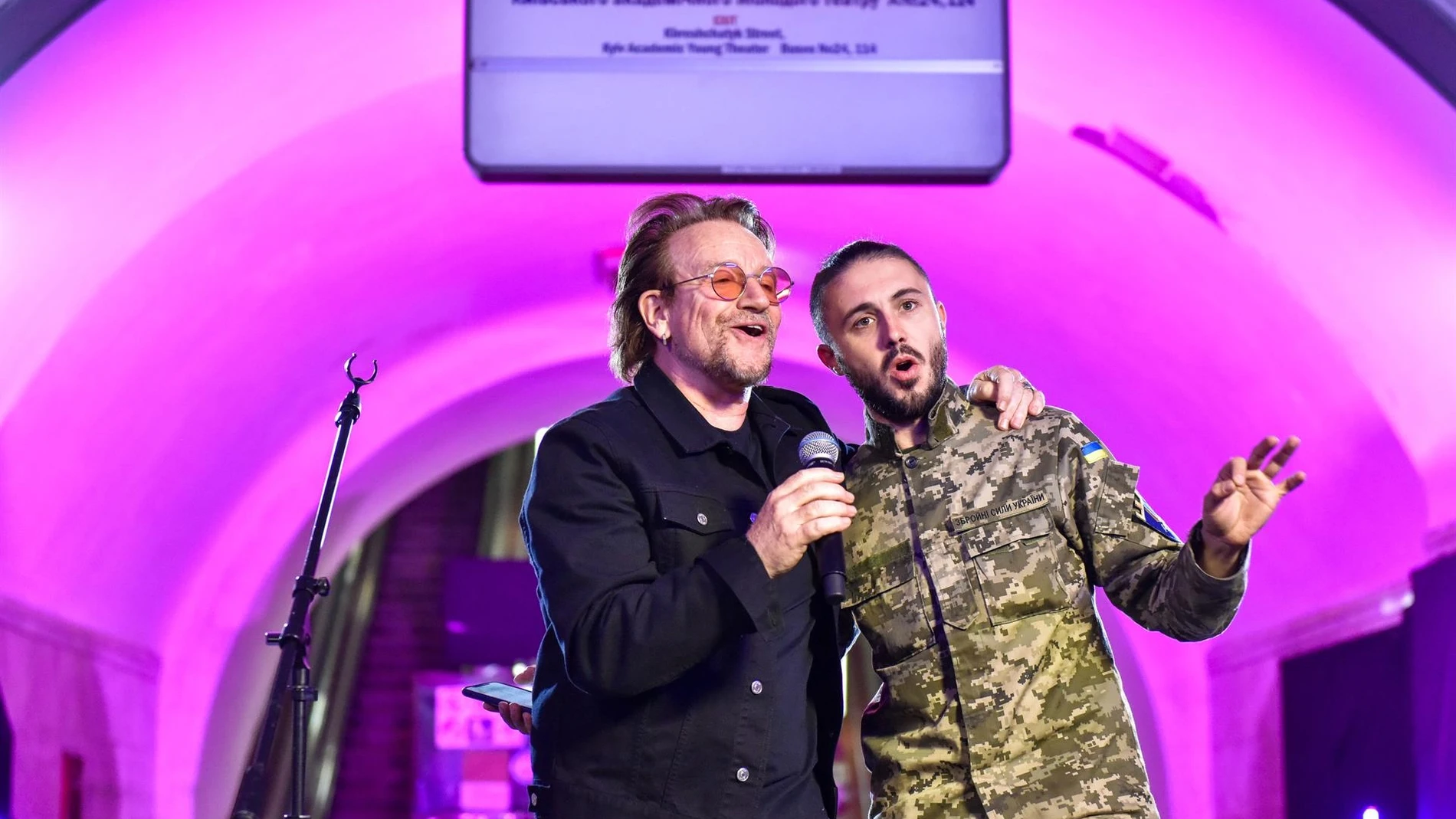 El emotivo concierto de Bono y The Edge en el metro de Kiev por la paz en Ucrania