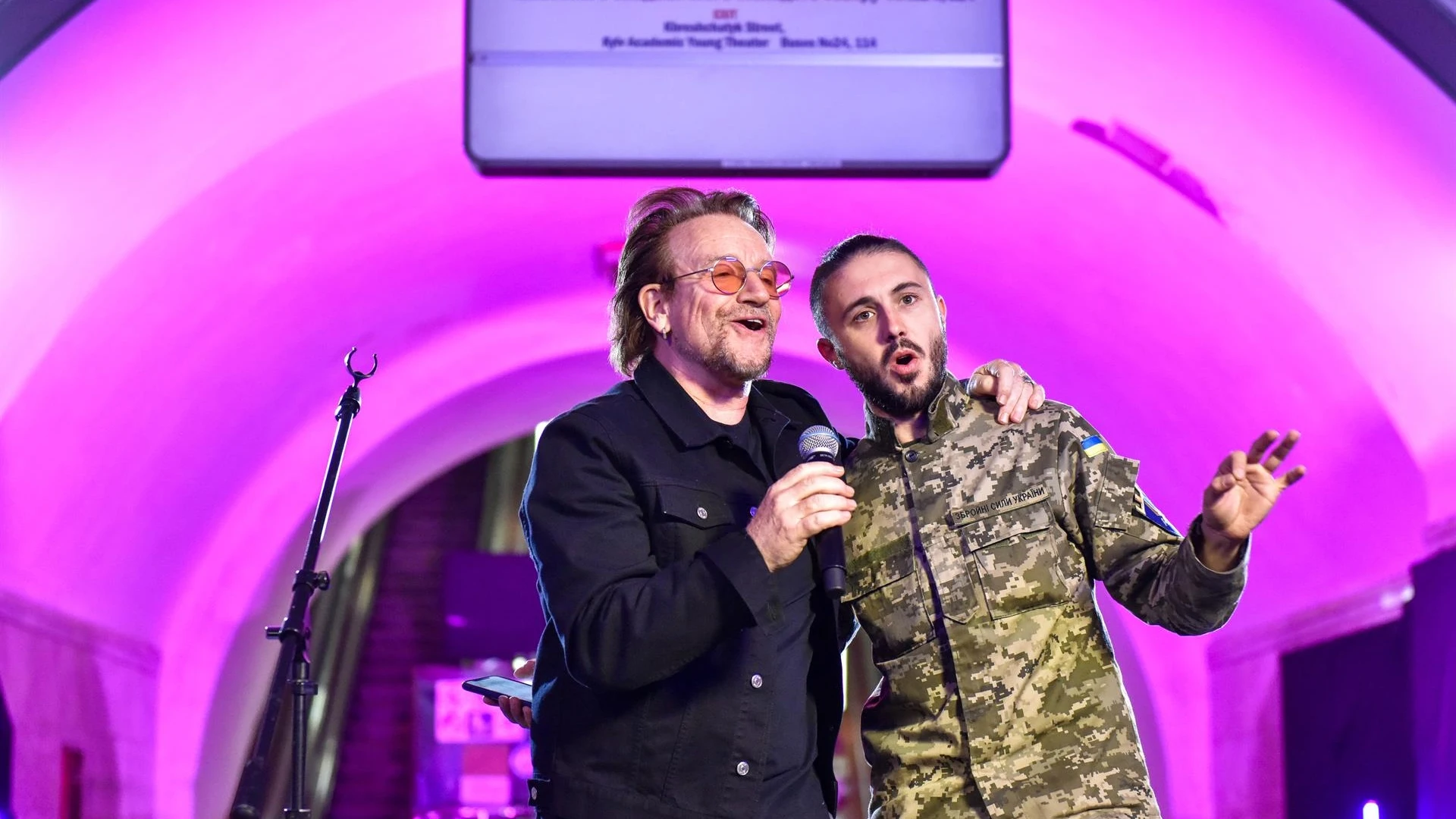 El emotivo concierto de Bono y The Edge en el metro de Kiev por la paz en Ucrania El emotivo concierto de Bono y The Edge en el metro de Kiev por la paz en Ucrania