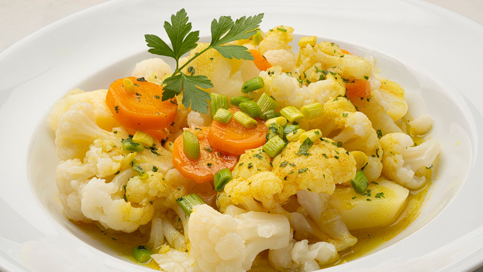 Coliflor con refrito de ajetes, de Arguiñano: 3 ingredientes y listo en 15 minutos
