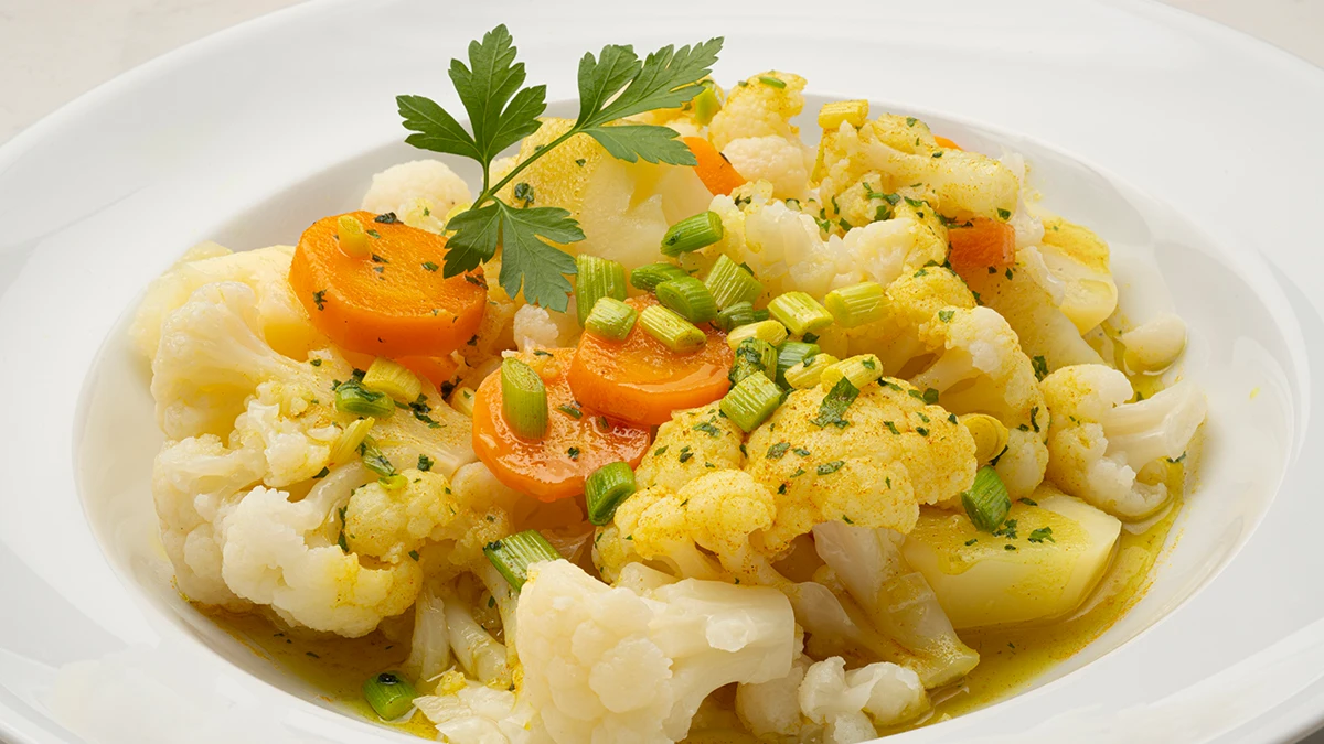 Coliflor con refrito de ajetes, de Argui&ntilde;ano: 3 ingredientes y listo en 15 minutos
