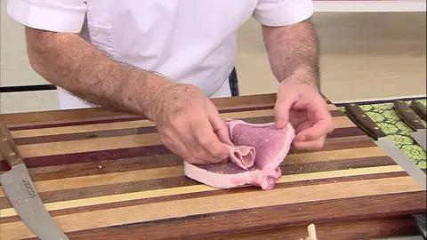 Introduce el jamón en la chuleta Introduce el jamón en la chuleta