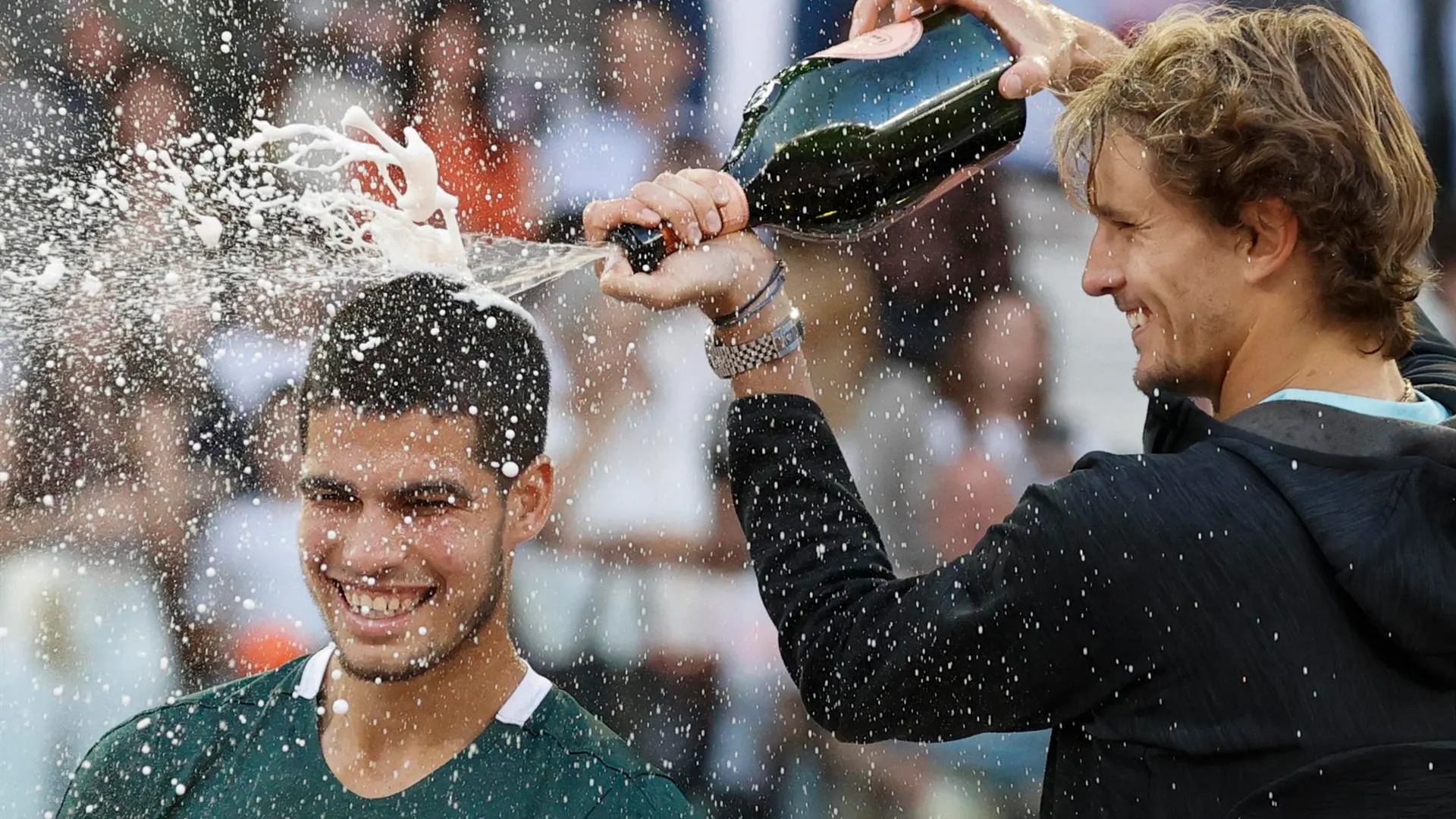 Zverev baña a champán a Alcaraz en Madrid Zverev baña a champán a Alcaraz en Madrid