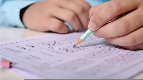 Imagen de archivo de una persona realizando un examen Imagen de archivo de una persona realizando un examen
