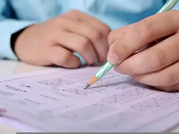 Imagen de archivo de una persona realizando un examen Imagen de archivo de una persona realizando un examen