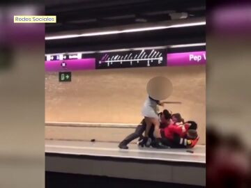 Vídeo: una mujer golpea con una porra a dos vigilantes de seguridad en el metro de Barcelona
