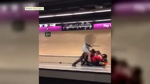 Vídeo: una mujer golpea con una porra a dos vigilantes de seguridad en el metro de Barcelona Vídeo: una mujer golpea con una porra a dos vigilantes de seguridad en el metro de Barcelona