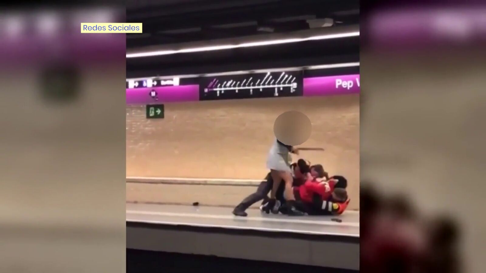 Vídeo: una mujer agrede con una porra a dos vigilantes de seguridad en el metro de Barcelona