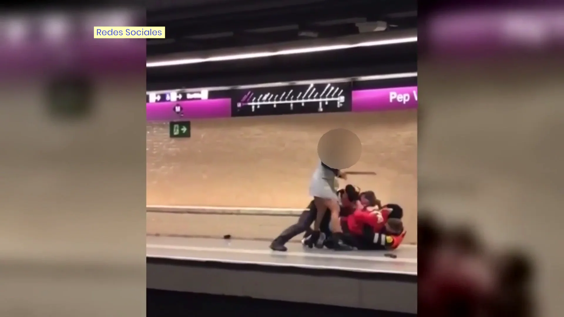 V&iacute;deo: una mujer golpea con una porra a dos vigilantes de seguridad en el metro de Barcelona