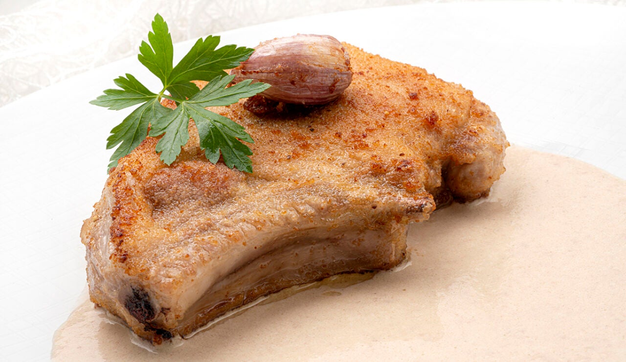 Receta de Arguiñano de chuleta de cerdo rellena con una cremosa salsa de paté