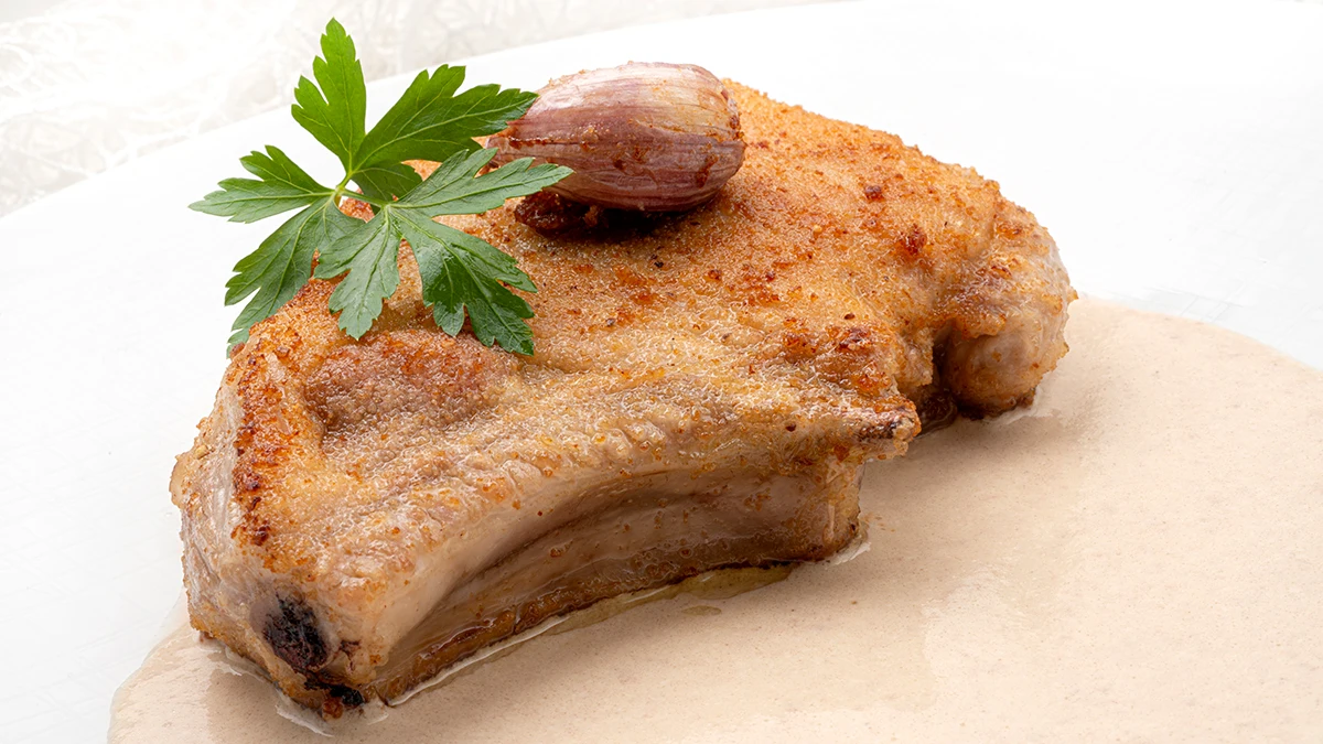 Receta de Argui&ntilde;ano de chuleta de cerdo rellena con una cremosa salsa de pat&eacute;