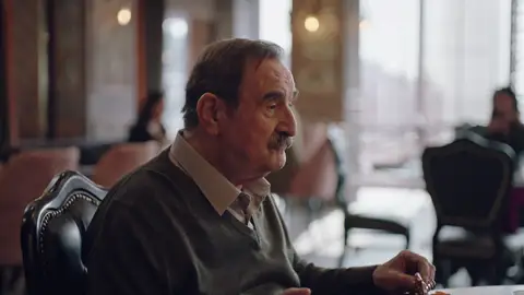 ¡Hikmet cree que el hombre de vertedero es su hijo fallecido Ömer!: ¿Será verdad o todo fruto de su imaginación? ¡Hikmet cree que el hombre de vertedero es su hijo fallecido Ömer!: ¿Será verdad o todo fruto de su imaginación?