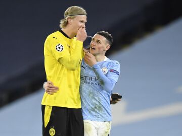 Haaland con Phil Foden en un partido entre el Borussia Dortmund y el Manchester City