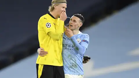 Haaland con Phil Foden en un partido entre el Borussia Dortmund y el Manchester City Haaland con Phil Foden en un partido entre el Borussia Dortmund y el Manchester City