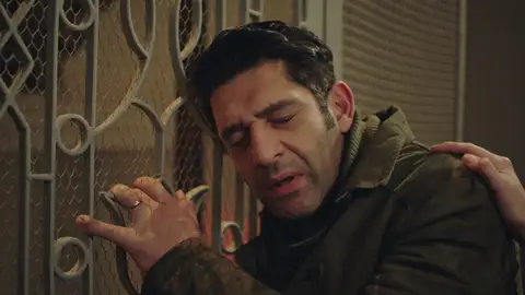 Naci sufre un nuevo ataque por su enfermedad y Ceylan se lo encuentra inmóvil en la escalera Naci sufre un nuevo ataque por su enfermedad y Ceylan se lo encuentra inmóvil en la escalera