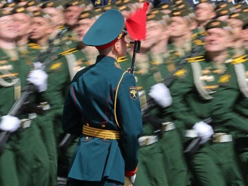 Soldados rusos en el desfile del Día de la Victoria en la Plaza Roja de Moscú