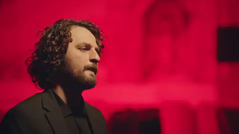 Han reconoce por fin al hombre de vertedero: ¡Es Mazo, un compañero del colegio al que hizo mucho daño! Han reconoce por fin al hombre de vertedero: ¡Es Mazo, un compañero del colegio al que hizo mucho daño!