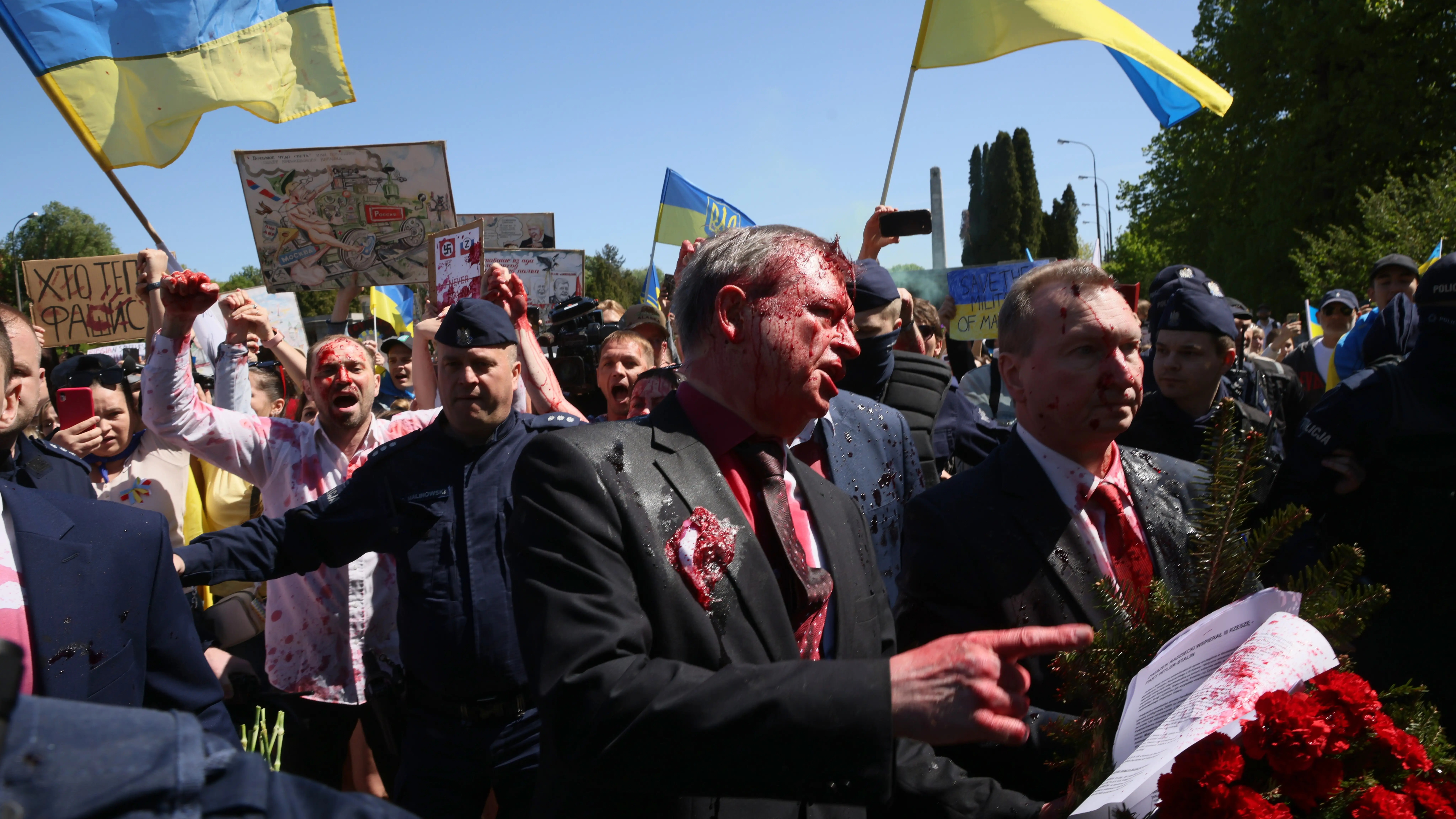 El embajador ruso en Polonia, agredido en Varsovia cuando un grupo de gente le arroj&oacute; pintura roja