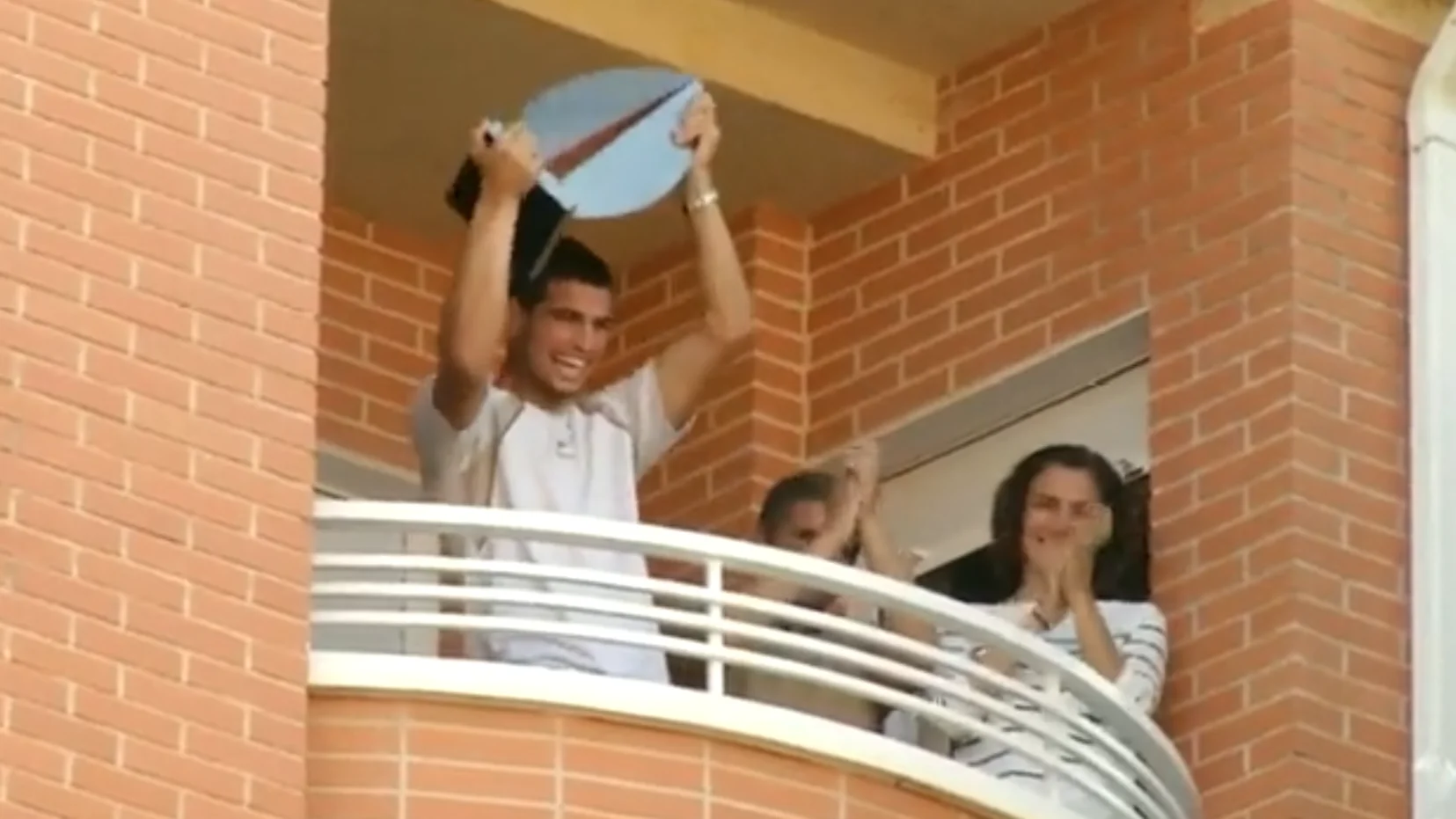 Alcaraz, en el balcón de su casa en El Palmar Alcaraz, en el balcón de su casa en El Palmar