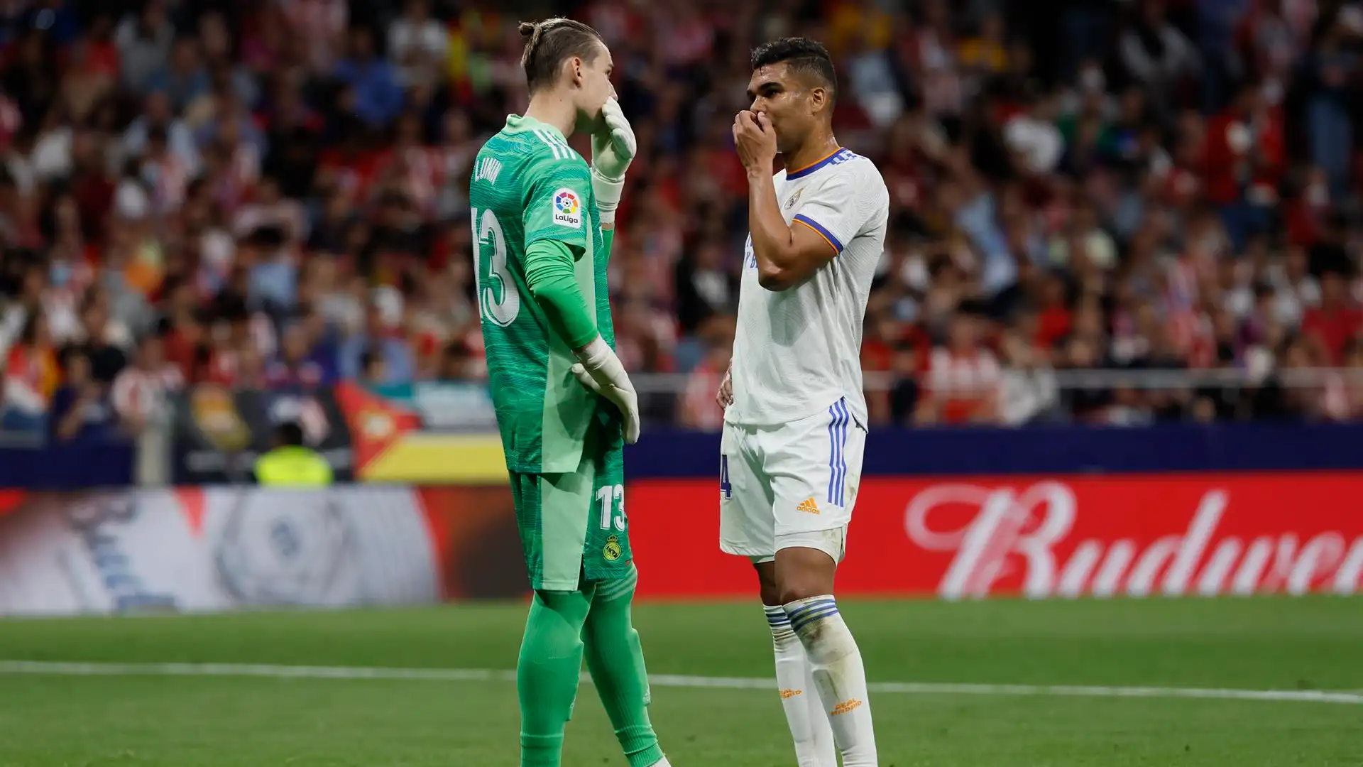 Lunin junto a Casemiro en el derbi Lunin junto a Casemiro en el derbi