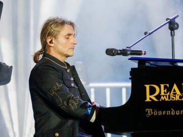 Nacho Cano tocando el piano durante un concierto con motivo de la celebración Nochevieja en Madrid