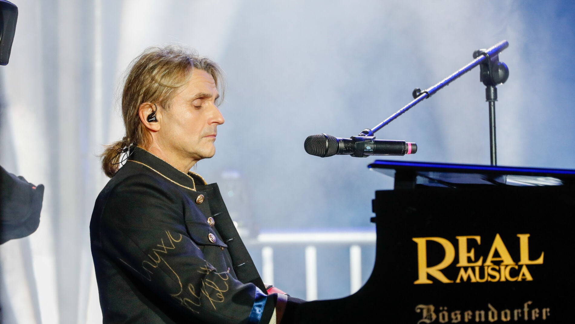Nacho Cano: teclados, musicales y la pasión que le une a Penélope Cruz